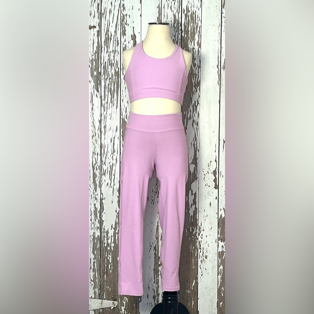 Activewear set by Freely. Beautiful pale lilac with detail on top and leggings!